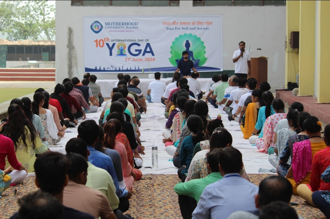 मदरहुड विश्वविधालय में अंतर्राष्ट्रीय योग दिवस के अवसर पर शिक्षकों एवम् छात्रों ने किया योग